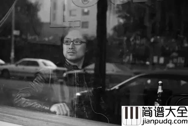 春天里钢琴谱_汪峰_人生之路蜿蜒曲折,多想在春天的气息下享受片刻的闲暇