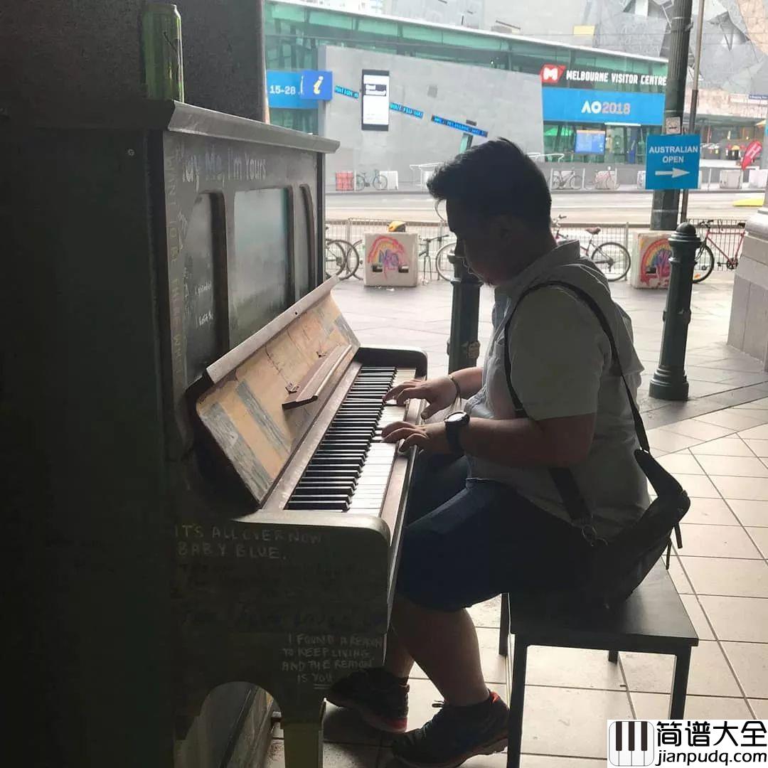 他半夜在街头随意放了21架“共享钢琴”,天亮后神奇的事情发生了...