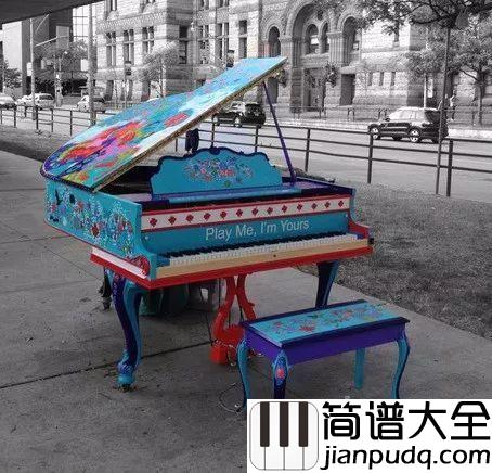 他半夜在街头随意放了21架“共享钢琴”,天亮后神奇的事情发生了...