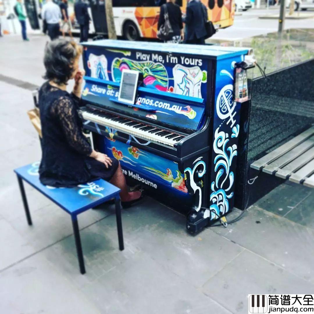 他半夜在街头随意放了21架“共享钢琴”,天亮后神奇的事情发生了...