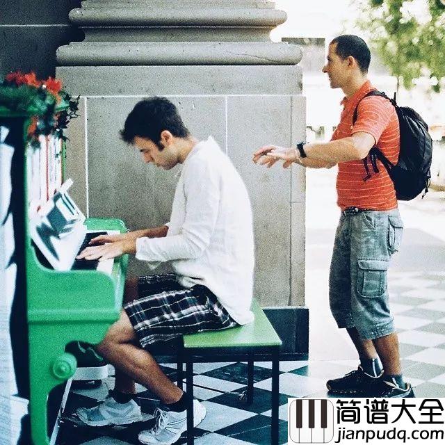 他半夜在街头随意放了21架“共享钢琴”,天亮后神奇的事情发生了...