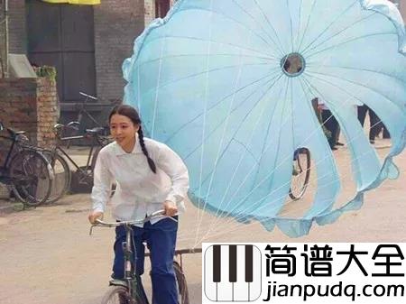 蓝色降落伞钢琴谱_周深_歌声继续响起,蓝色的降落伞又飞扬在空中